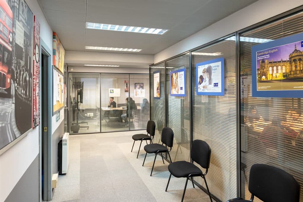 Zona de espera de la escuela de inglés de A Coruña