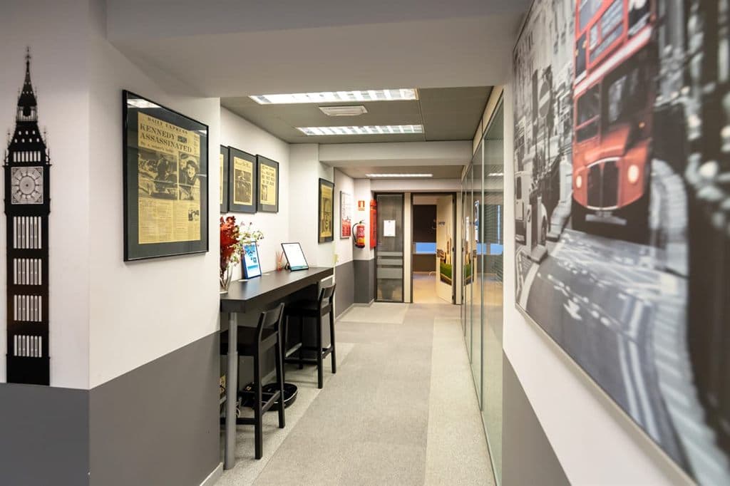 Pasillo de acceso a las aulas de inglés en A Coruña