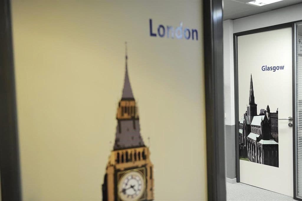 Pizarra con ejercicios de gramática inglesa