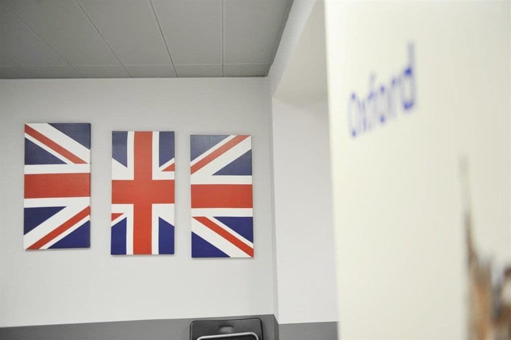 Mesa de trabajo en grupo de la escuela de inglés